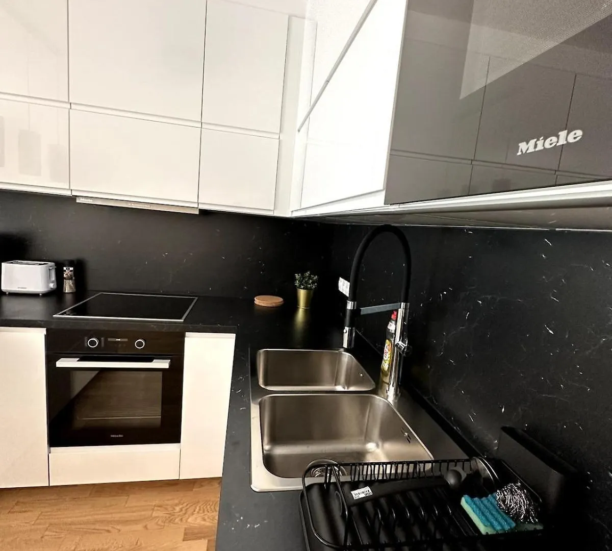 Apartment With Garage & Terrace Prague